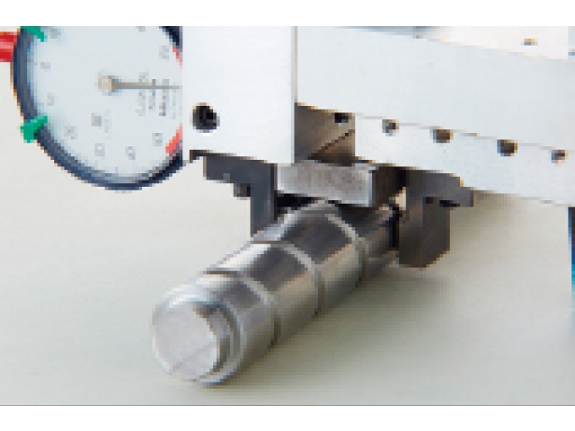 用3針測量滾珠絲杠軸的有效直徑。 用3針測量滾珠絲杠軸的有效直徑。